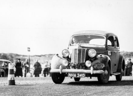 J.Cooke i Bache – Ford V8 Pilot.